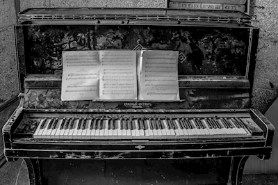Stary zakurzony fortepian 
