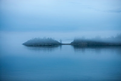 Blått dimma landskap