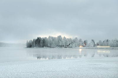 Neblina sobre o Lago Siljan.