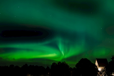 Aurora boreal sobre a Velha Uppsala