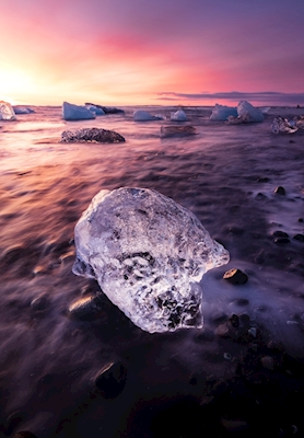 Eisiger Sonnenaufgang in Island