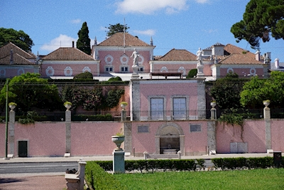 Vaaleanpunainen talo