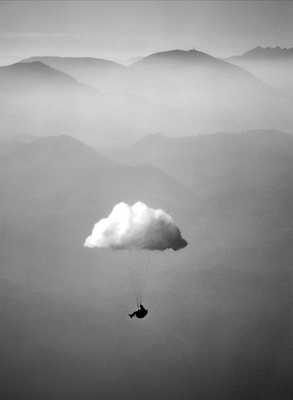 Het zweefvliegtuig van de wolk