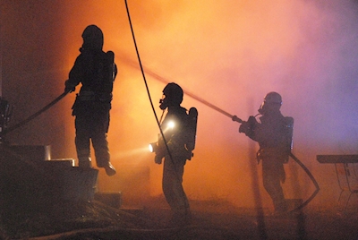 Brandweerlieden aan het werk