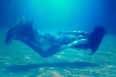Pige, under vandet