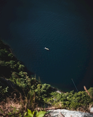 Piccola barca sul fiordo di Geiranger