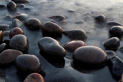 Pedras à beira da água