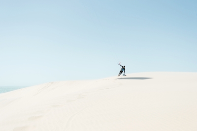 Kitesurfer sulla duna di sabbia