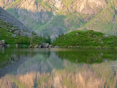 Un lago nelle Lofoten, Norvegia