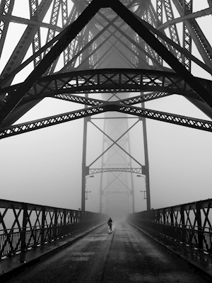 Ciclista che attraversa il ponte