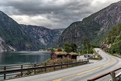 Norwegische Straße entlang des Fjords