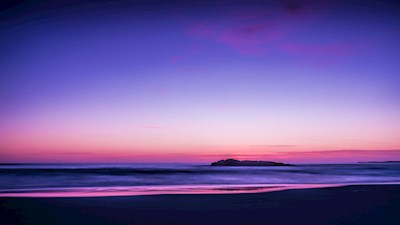 Vue sur la mer violette et bleue