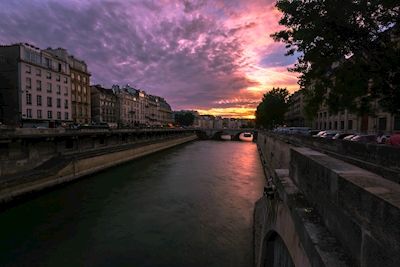 Růžový západ slunce v Paříži