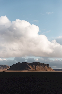Ensomt bjerg i Island