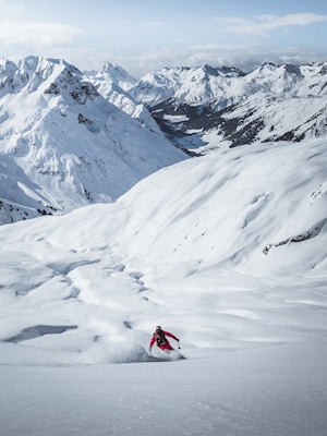 Dyp snø på ski på Arlberg