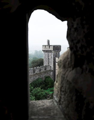A través de las aberturas del castillo