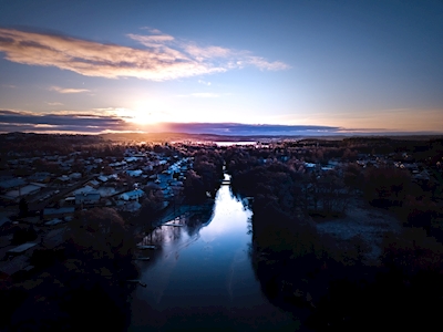 Auringonlasku Emån-joen yllä