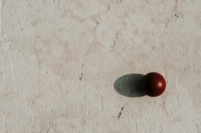 Palla rossa su marmo bianco