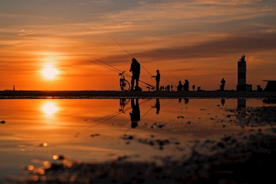 Pescadores ao pôr do sol