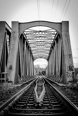 Pont ferroviaire noir et blanc