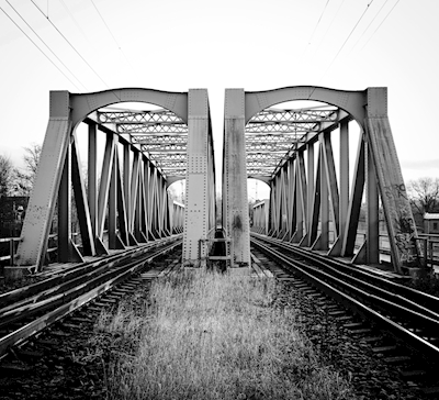 Doppelte schwarz-weiße Eisenbahnbrücke