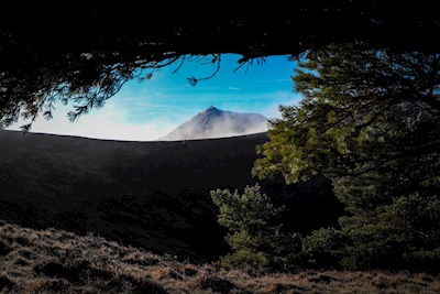 Sopka viděná kráterem