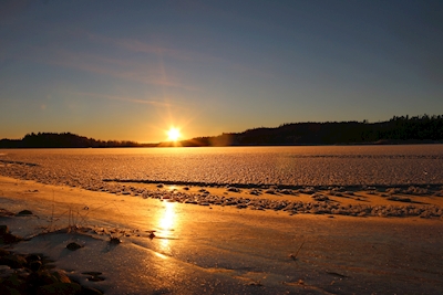 Auringonnousu järven yllä