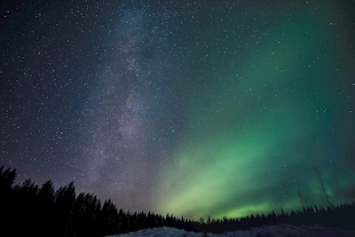A Via Láctea encontra a aurora boreal
