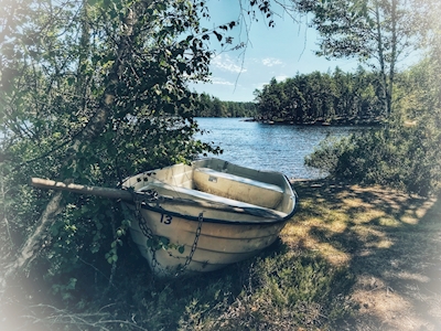 Um barco à beira de um lago