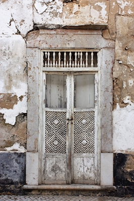 Oude grijze deur.