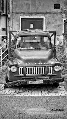 Starý bedfordský náklaďák