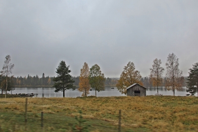 Jesienny widok ze stodołą nad rzeką