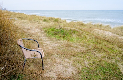 En stol ved havet