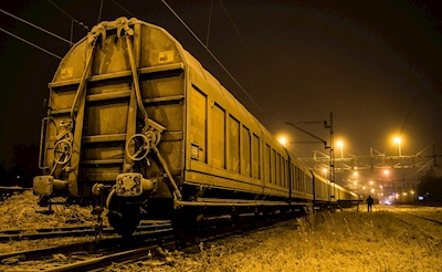 Carruagem de comboio em iluminação nocturna