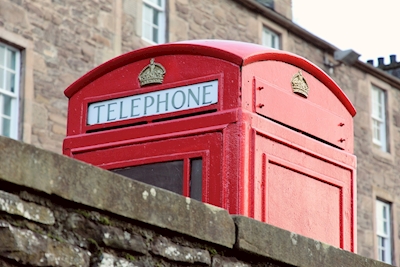 Britische Telefonzelle auf Mietshaus 