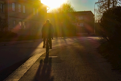 Cykeltur i solnedgång