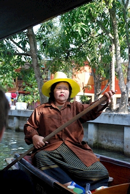 Mujer en canoa