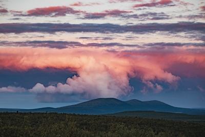 Sonnenuntergang in den Bergen Lapplands