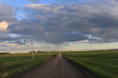 Camino rural con nubes dramáticas