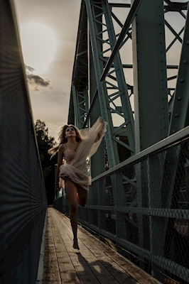 Nainen sillalla