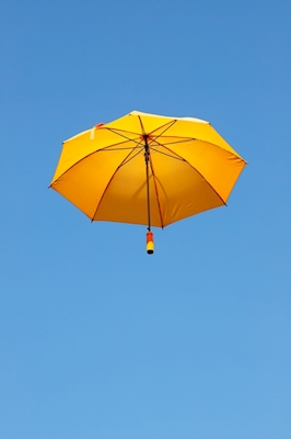 Oranje paraplu die zweeft