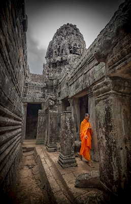 Een monnik in Angkor Wat