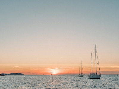 Solnedgang over Ibiza på seilbåt