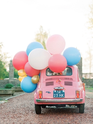 Zabawny różowy klasyczny balon samochodowy