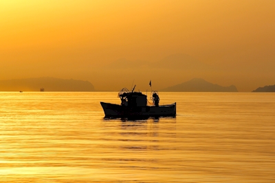 Barca da pesca nel Golfo di Napoli