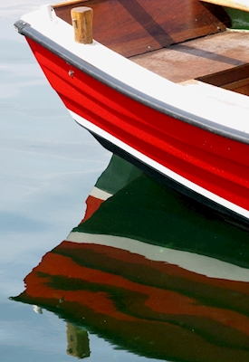 Spegling från röd båt.