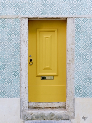 Żółte drzwi i płytki Azulejos