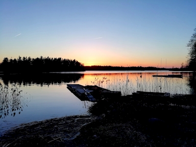 Pôr-do-sol no belo lago