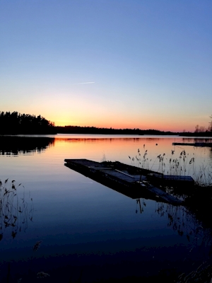 Auringonlasku kauniilla järvellä