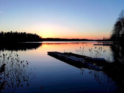 Solnedgang ved smuk sø
